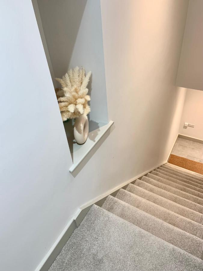 19A Brooks Road Apartment Street Exterior photo